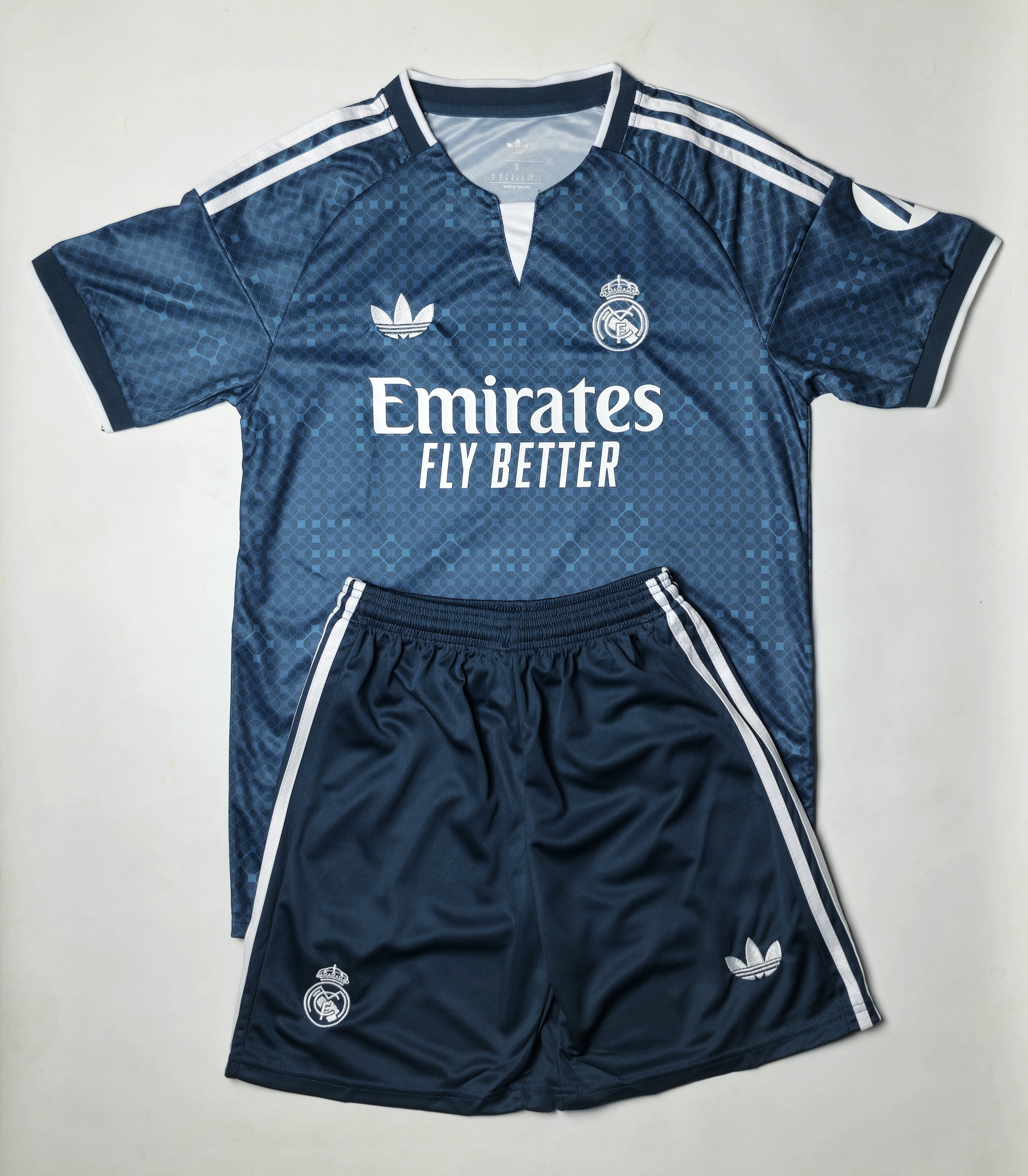 کیت هواداری دوم رئال مادرید 2026/2027_Real_Madrid_2026_2027_Away_Fan_Kit